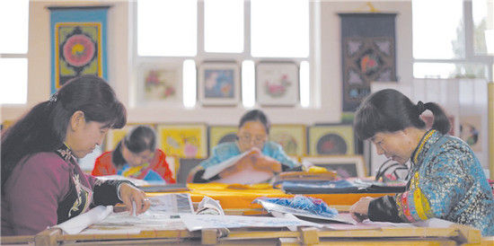 绣娘展示指尖技艺。