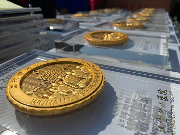 抗疫纪念章。澎湃新闻记者 赵思维 图