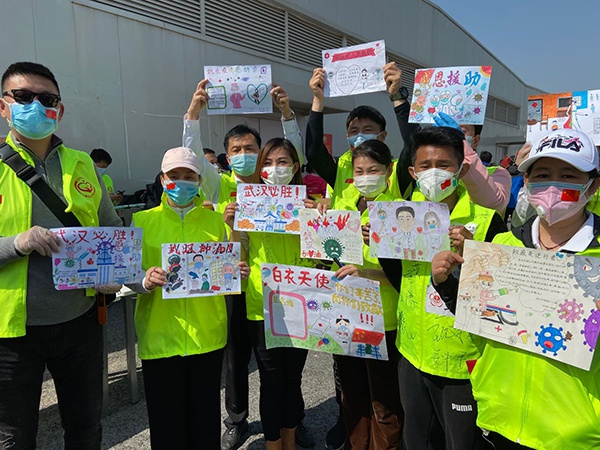 志愿者群体介绍孩子送给医护的画。澎湃新闻记者 赵思维 图