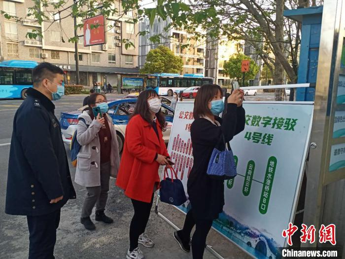 杭州市民在公交数字接驳点。杭州公交集团 供图