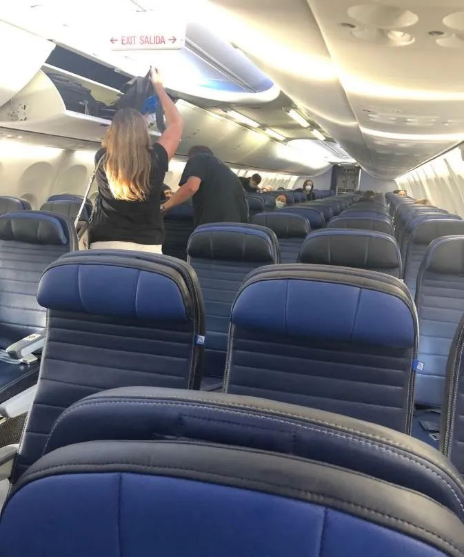 安迪乘坐的飞机旅客寥寥。受访者供图