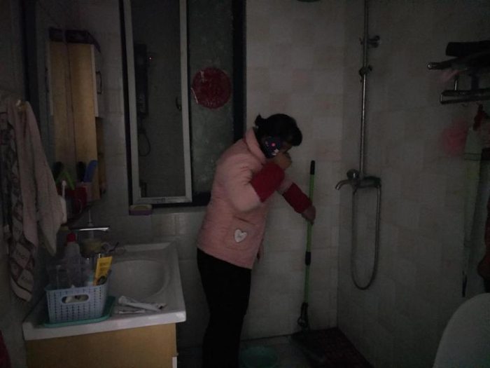  洗漱时，我妈接到小吃店招聘电话