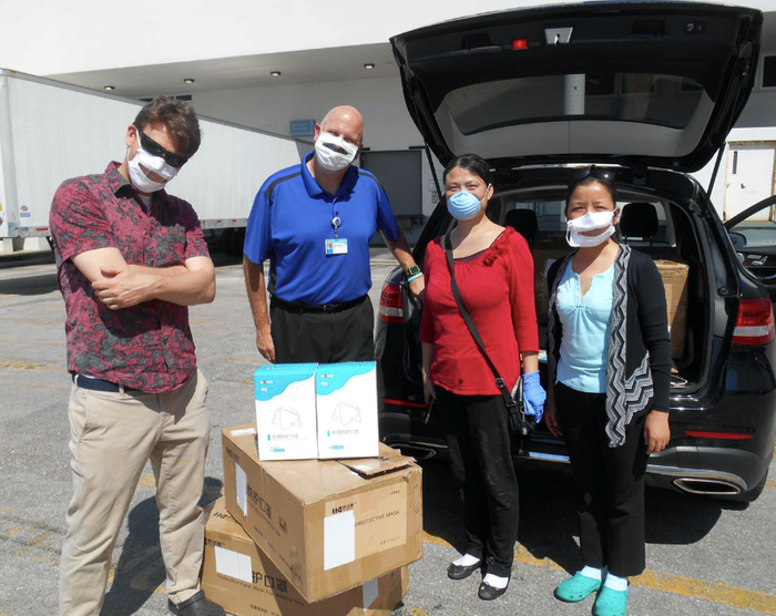 华人为当地医院捐赠口罩。受访者供图