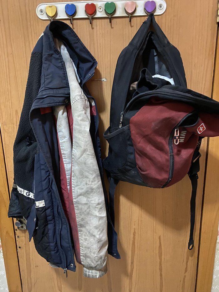 张尚武住的小旅馆，墙上挂着他那件拉链头被取掉的薄外套。新京报记者&nbsp; 祖一飞摄