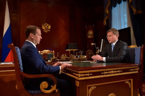 小伊万诺夫与梅德维杰夫总理