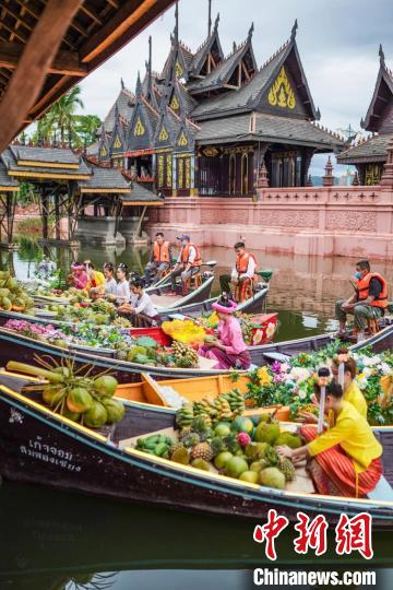 图为西双版纳告庄西双景内直播的水上赶摆、花船巡游。　告庄西双景 摄