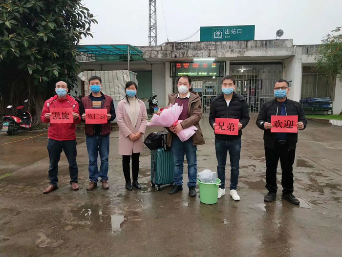 4月2日上午，忻城县卫健局领导和莫仁云曾工作过的思练镇卫生院同事接莫仁云去隔离