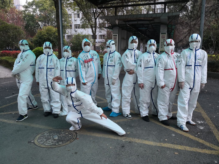 莫仁云（右三）与团队成员合影