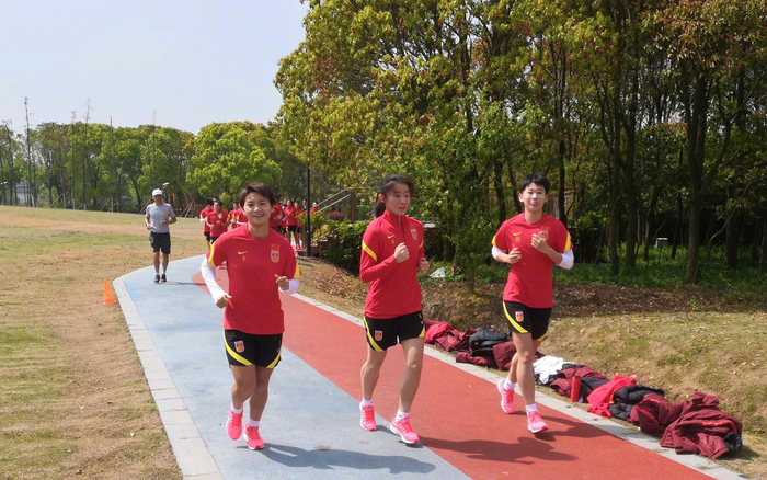 王霜等三名武汉籍国脚今日归队合练。图/中国足球队微博