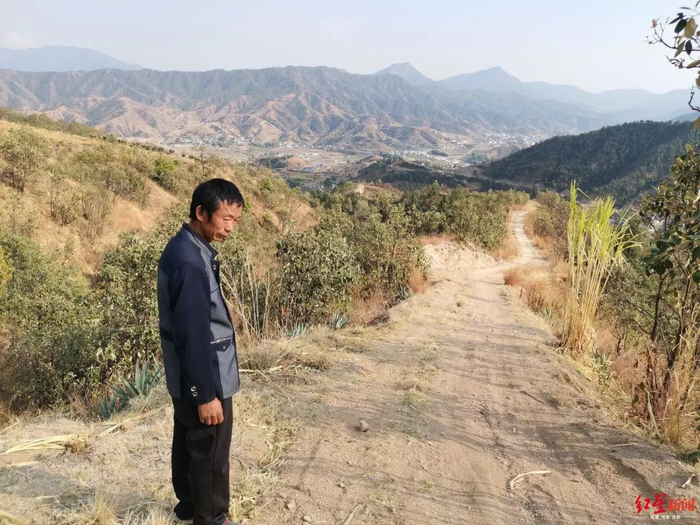 何元能说，现在只有农用车能开到山上