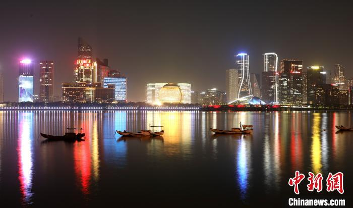 杭州钱江新城灯火通明。　柱子(通讯员) 摄