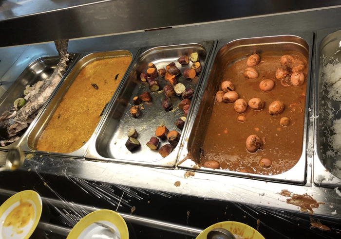 　　有员工反映，“封岛”后，伙食水平开始下降，餐食的分量也在变少，每天吃饭要排长队，晚去了就没什么可吃的了。 马尔代夫滞留中国员工 图