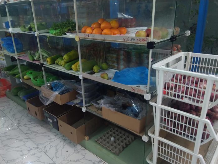 居民岛只有两间小卖部，新鲜的蔬菜水果很稀缺。 Tracy 图