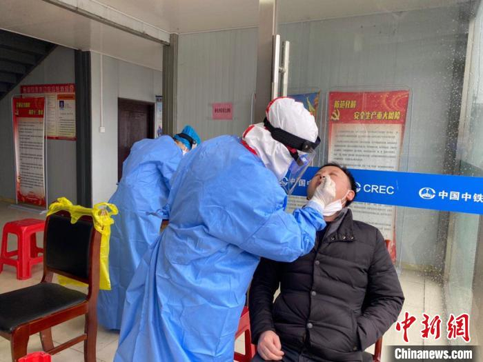 中铁四局蚌埠EPC项目部为返岗复工人员采集咽试子进行核酸检测。　刘鸿鹤 摄
