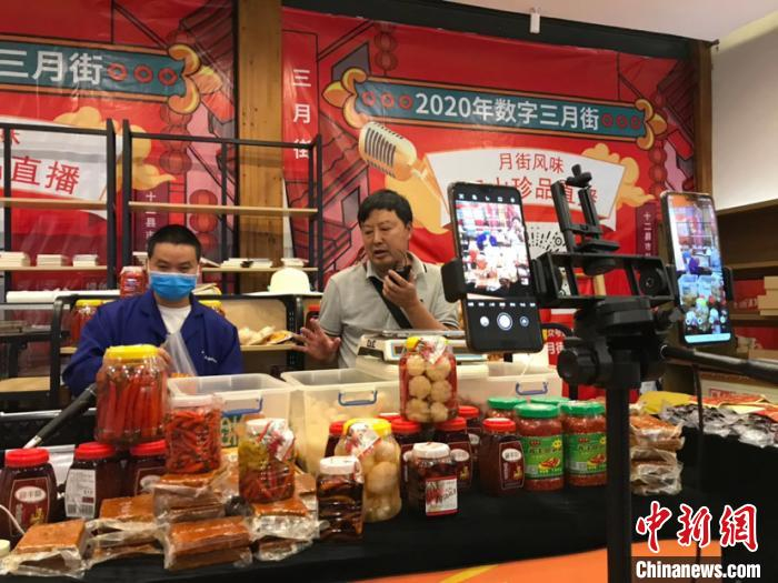 图为大理“数字三月街”上，商家在直播卖货。　小尾 摄