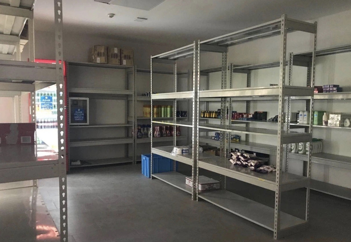 岛上的员工小卖部已经空空如也。