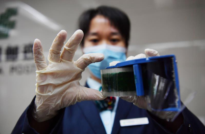 目前，宽度在45毫米以下的胶带比以前的胶带“瘦身”了5毫米。新京报记者 李木易 摄