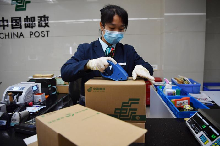  工作人员在使用新款两层瓦楞纸打包货物。摄 新京报记者 李木易