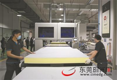 ▲东莞一家复工企业的员工在生产车间忙碌 记者 陈栋 摄