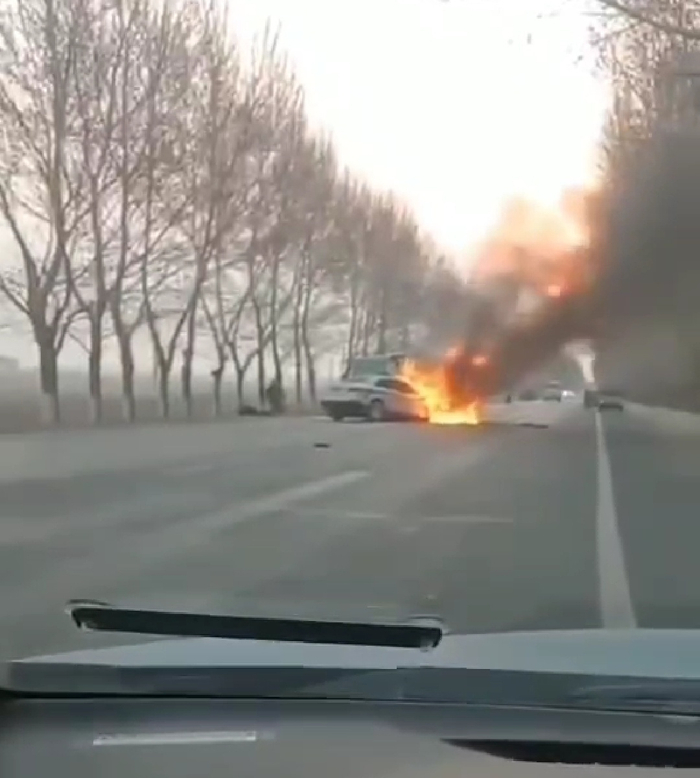 车辆相撞后起火。 &nbsp;受访者供图