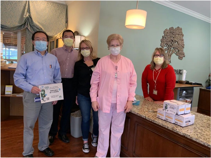 ▲ Jason医生及志愿者为养老院捐赠口罩