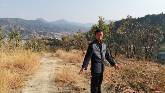 何元能说扩建的道路，有的地方原本就有三四米宽