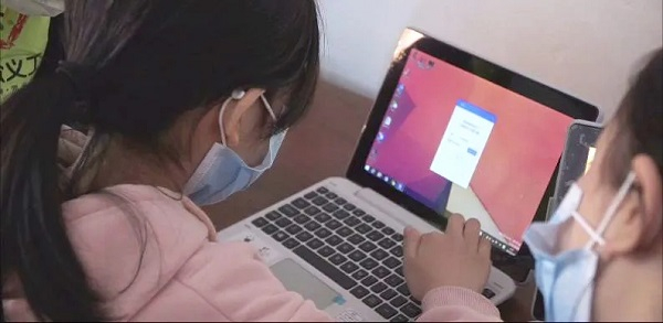 图说：小仪用上了自己第一台电脑 来源/采访对象供图 （下同）