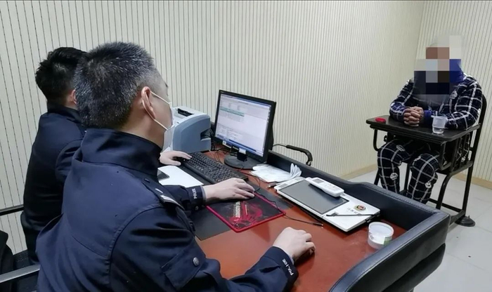  庄震波（左二）在审讯中