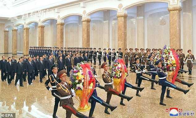 朝鲜高层太阳节参谒锦绣山太阳宫 金正恩首次缺席？英媒担心其健康