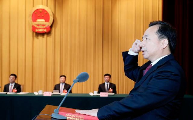 　　4月17日，山东省十三届人大常委会第十九次会议任命李干杰为山东省副省长、代理省长。图为李干杰进行宪法宣誓。图/大众日报微信公众号