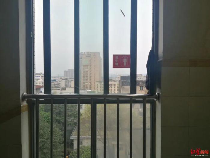 据介绍，小伙是从这里坠下身亡