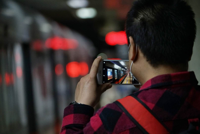 车站封闭前夕，吸引了不少市民前来拍照留念。新京报记者 裴剑飞 摄