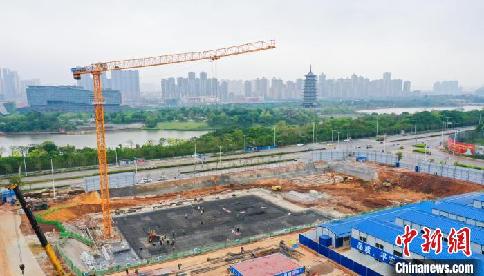 图为中国—东盟信息港小镇(研发中心)项目施工现场。　唐周杰 摄