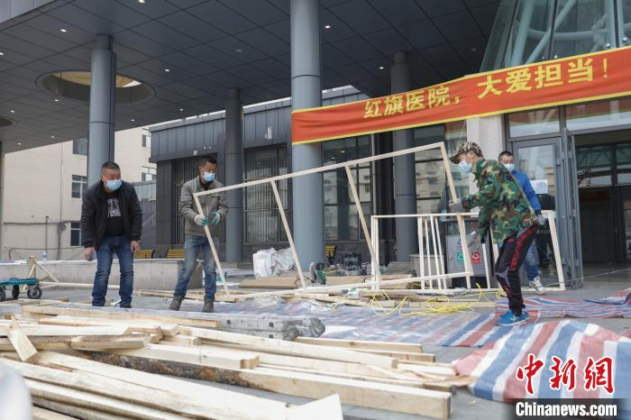 工人在抓紧完成牡丹江红旗医院改建工程 吕品 摄