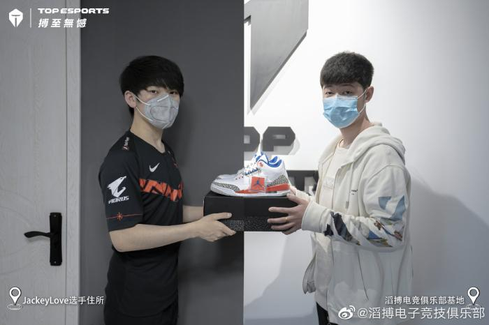 TES发布喻文波签约海报。