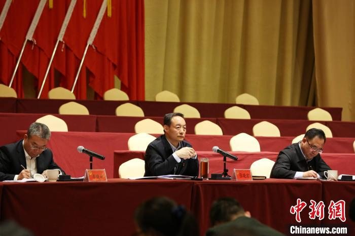图为西宁市委副书记、市长张晓容(中)在动员大会上讲话。　胡贵龙 摄