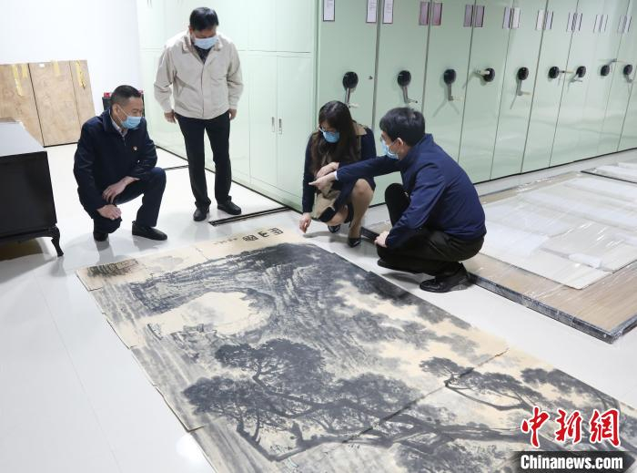 从桂林站站房改造工程中抢救回已故国内知名画家阳太阳《象山图》。　黎红 摄