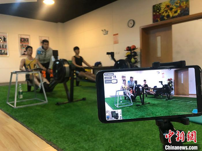     吉林省赛艇运动员参加线上选拔比赛　郭佳　摄