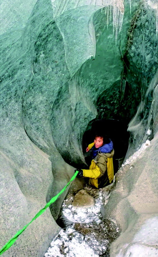 王相军发布的视频截图，此时他正在进入一条冰川的内部。（图片由受访者提供）