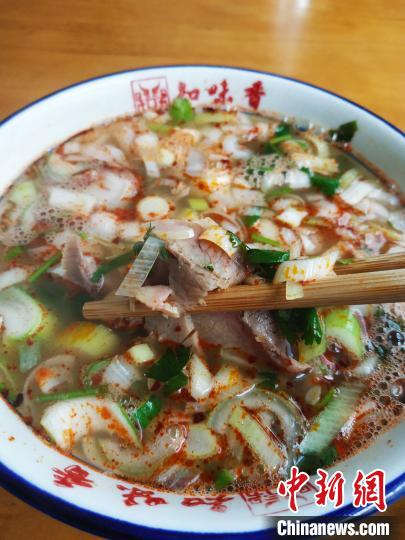 图为洛阳地方特色美食牛肉汤 刘鹏 摄