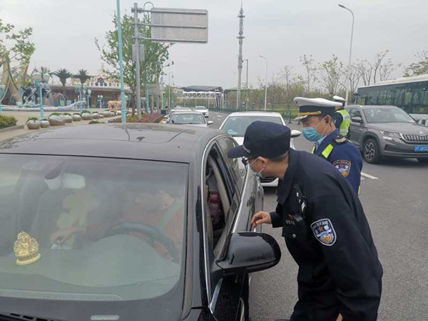 复开首日警方协助保障入园 本文图片均由浦东警方提供