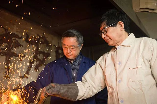 ▲ 经锻造、感光、修补、蚀刻、雕刻、上釉、热灼色等十多个非遗技艺