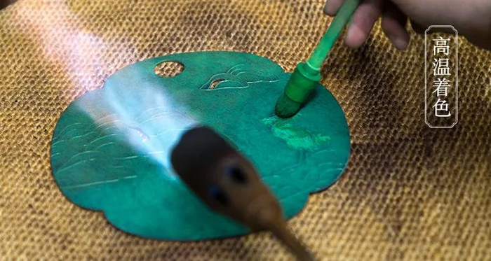 ▲ 高温着色，使其底色在使用过程中始终如一。