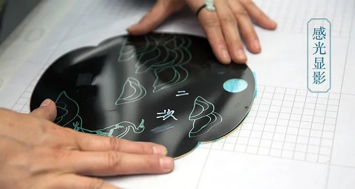 ▲ 感光显影，将图案如感光胶卷般印于铜盘。