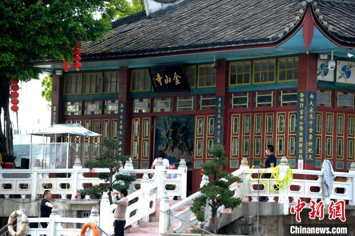 图为游客在福州金山寺参观。　张斌 摄
