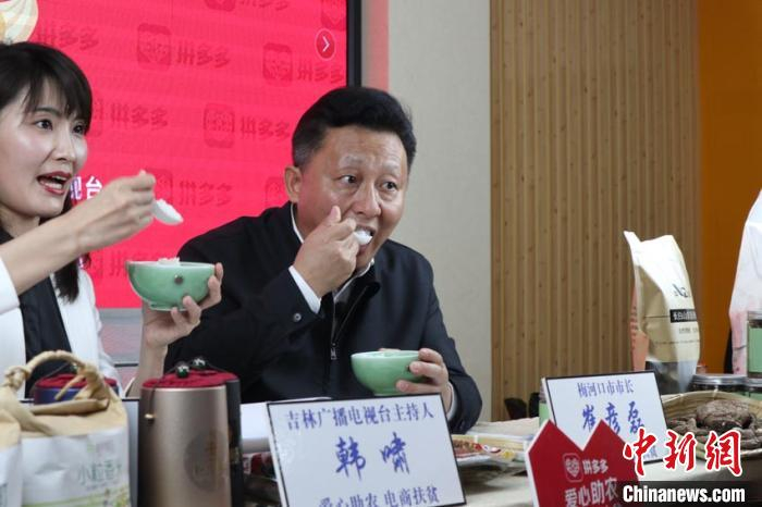 崔彦磊直播现场吃大米 苍雁 摄