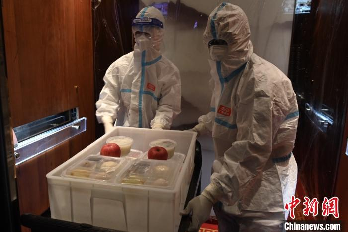     吕威廉和其他志愿者一起运送早餐。　陈骥旻 摄