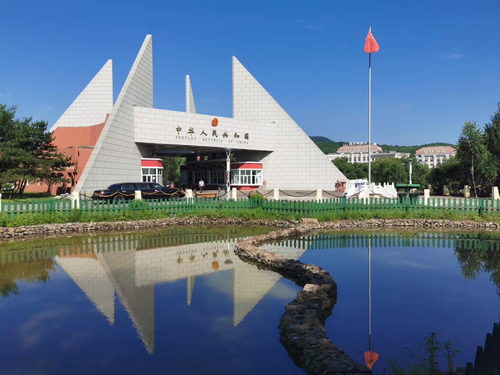 这是已经“退役”的绥芬河第二代国门（2019年9月摄）。新华社记者 马晓成 摄