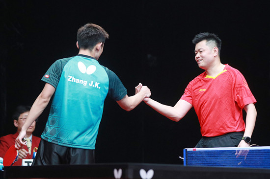 图说：张继科与侯英超上演线上“攻削大战” 官方图 下同