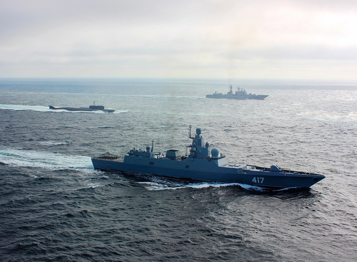 “戈尔什科夫”号护卫舰与核潜艇一同航行